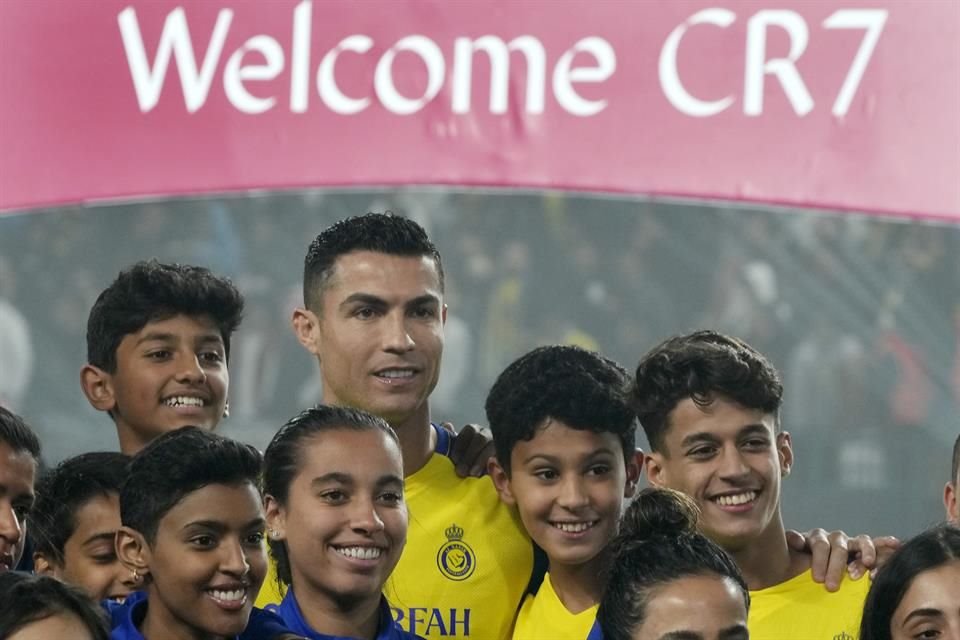 Cristiano cerró la presentación con una foto grupal al lado de niños.