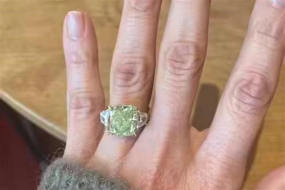 En abril la pareja anunció su compromiso, que materializaron con un diamante verde.