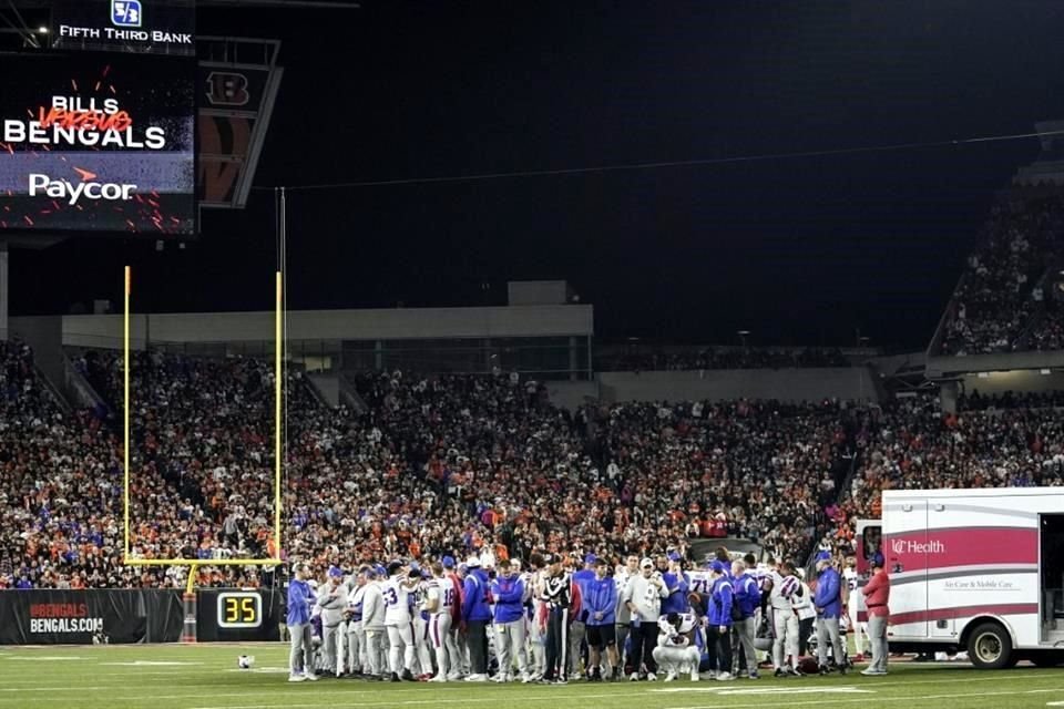 Una ambulancia entró al campo de juego el lunes por la noche para llevar al jugador a un hospital en Cincinnati.