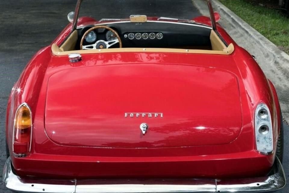 El auto de la película fue reconstruido con una carrocería de fibra de vidrio.