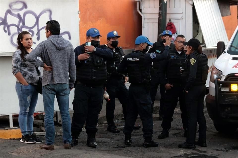 Un hombre de unos 40 años falleció tras golpearse en la cabeza, a un costado de un puesto ambulante.