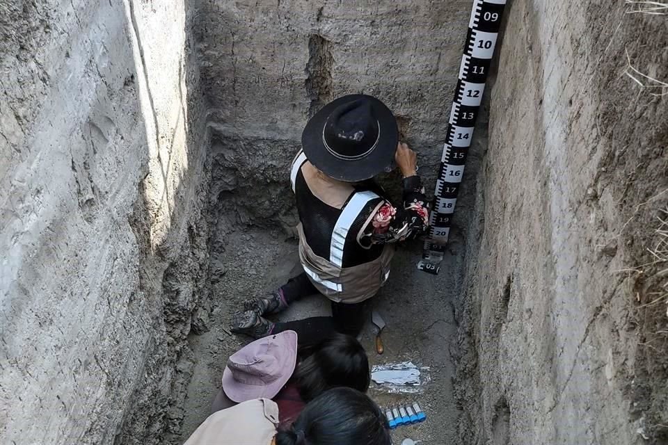 Integrantes del Laboratorio de Tecnología de Cazadores Recolectores de la Escuela Nacional de Antropología e Historia realizan labores en la localidad de Santa Isabel Ixtapan.