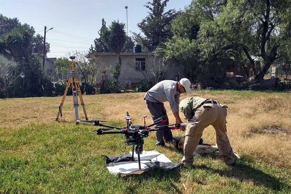 Integrantes del Laboratorio de Tecnología de Cazadores Recolectores de la Escuela Nacional de Antropología e Historia realizan labores en la localidad de Santa Isabel Ixtapan.