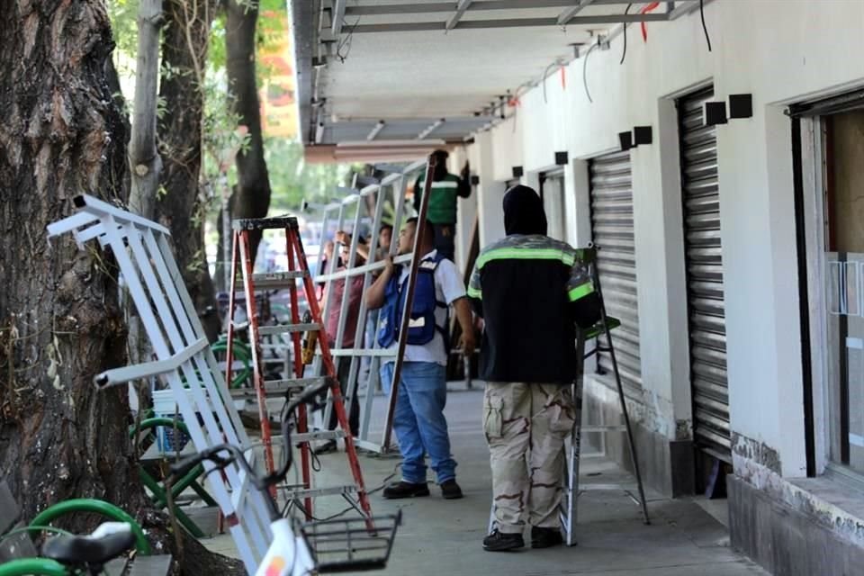 Habitantes acusaron que en la remodelación del Mercado Michoacán usaban material que ponía en riesgo a locatarios y a la escuela contigua.