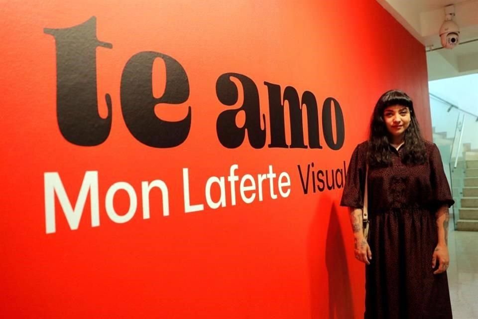 La cantautora chileno-mexicana Mon Laferte abrió en Santiago la colección 'Te Amo', con pinturas y memorabilia de toda su trayectoria.