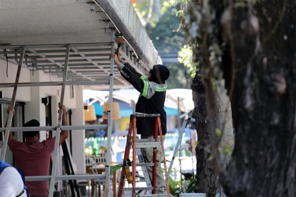 Habitantes acusaron que en la remodelación del Mercado Michoacán usaban material que ponía en riesgo a locatarios y a la escuela contigua.