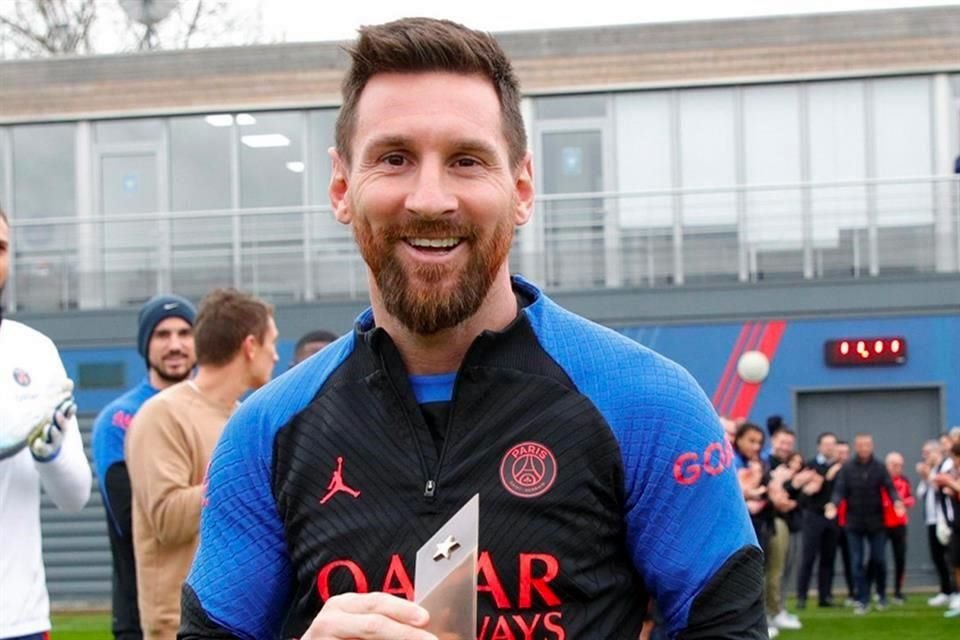 El club le entregó un reconocimiento a Messi por haber el título en el Mundial de Qatar 2022.