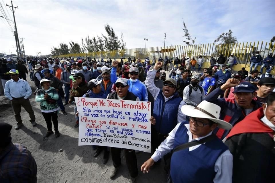 Manifestantes protestan contra el Gobierno y el Congreso de la presidenta Dina Boluarte en Arequipa, Perú.