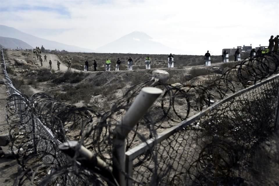 Soldados y policías montan guardia dentro del aeropuerto para mantener alejados a los manifestantes en Arequipa, Perú.