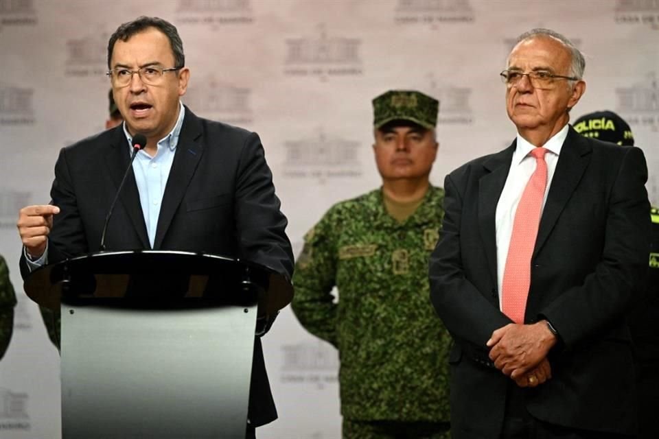 El Ministro del Interior de Colombia anuncia la suspensión de un acuerdo de alto el fuego entre el gobierno y el ELN, un día después de que la guerrilla negara haber aceptado el pacto de seis meses.