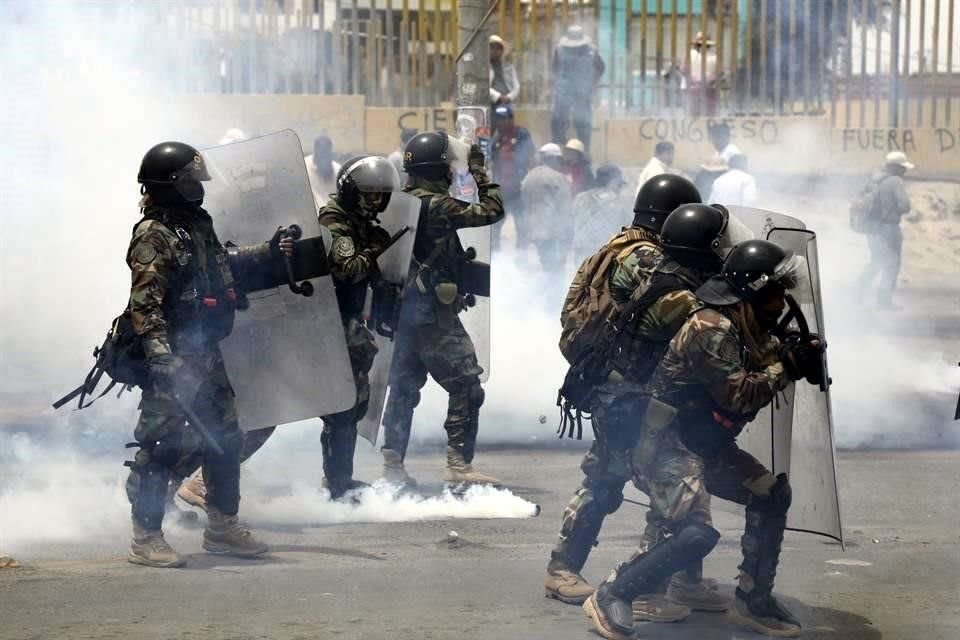 La Policía antidisturbios se enfrenta a los manifestantes que protestan contra el Gobierno y el Congreso de la Presidenta Dina Boluarte, en Arequipa, Perú.