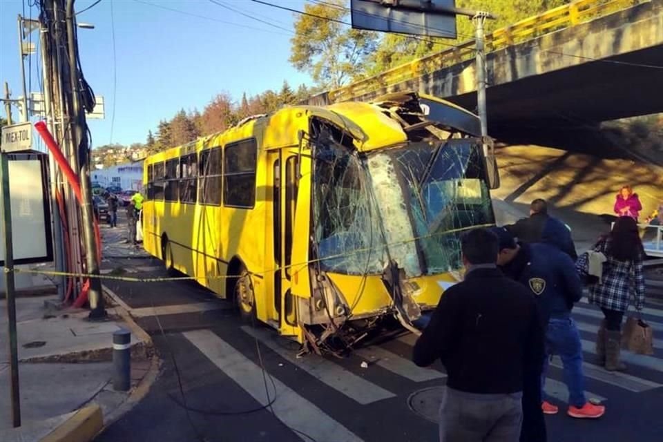 El accidente ocurrió luego de que un camión de la empresa UTEP embistió seis automóviles y derribó dos postes de cableado.