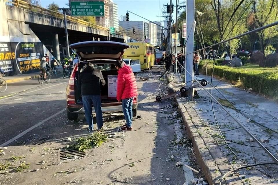 El accidente ocurrió luego de que un camión de la empresa UTEP embistió seis automóviles y derribó dos postes de cableado.