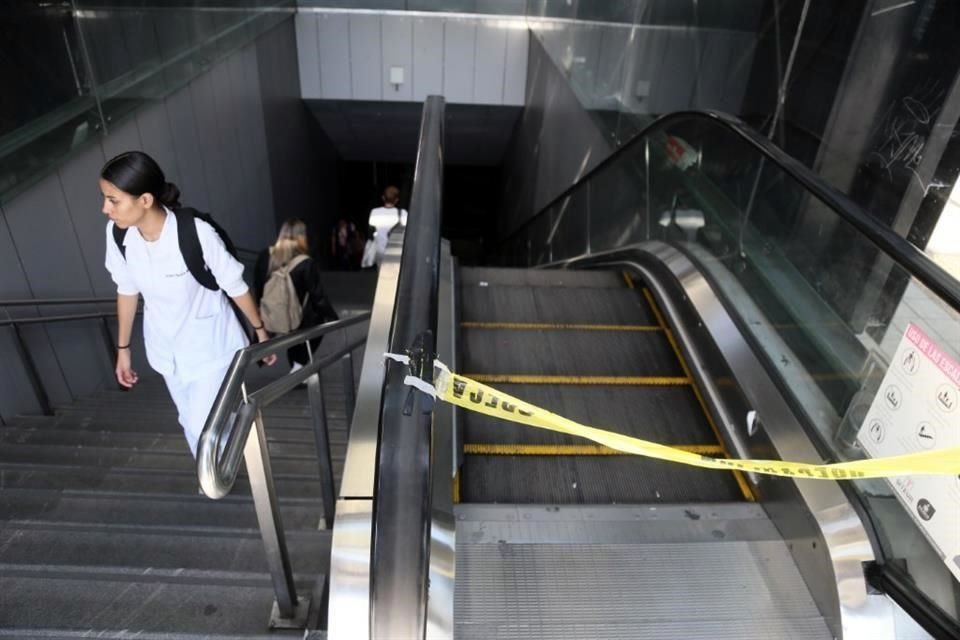 Una escalera no funciona en la Estacion Independencia, por el ingreso de Ramón Corona.