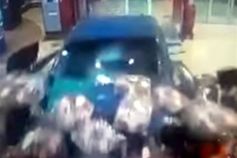 Un auto fue impactado de manera intencional contra un supermercado.