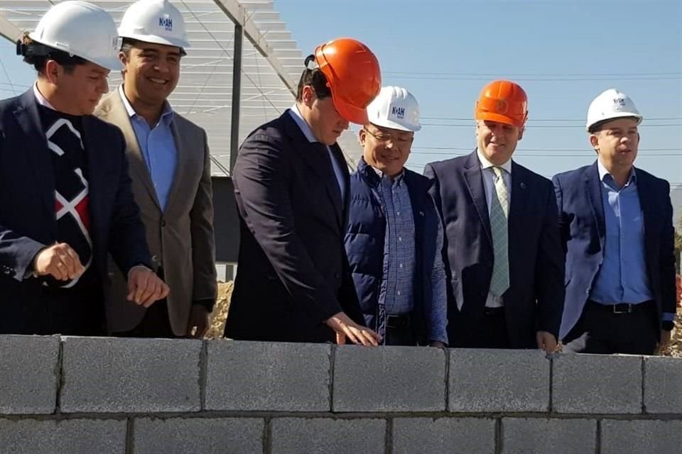 Iván Rivas, Secretario de Economía de Nuevo León; Samuel García, Gobernador del Estado, y Fang Te Chou, vicepresidente de Noah Itech, durante la ceremonia de la instalación de la primera piedra.