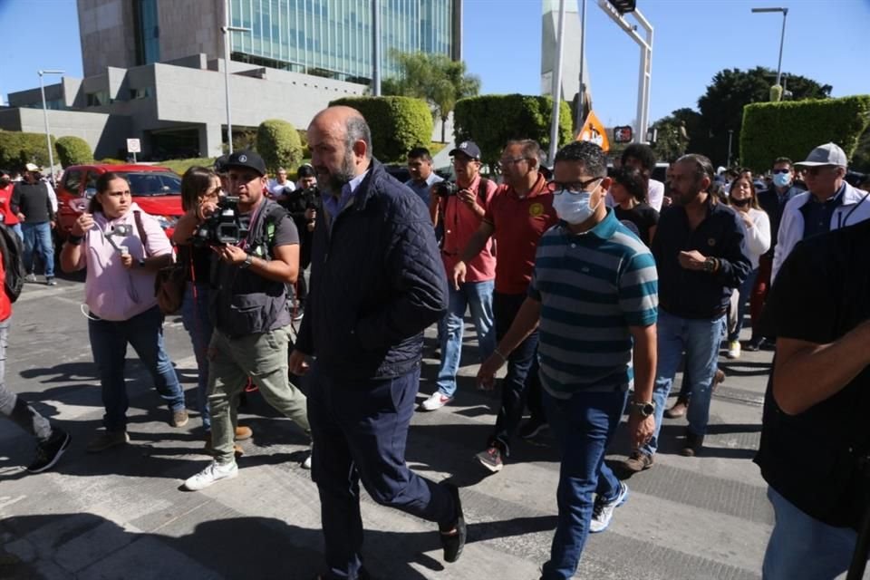 El grupo que partió de Rectoría General llevó al frente a los tres estudiantes que hoy comparecerán ante un Juez en Puente Grande.