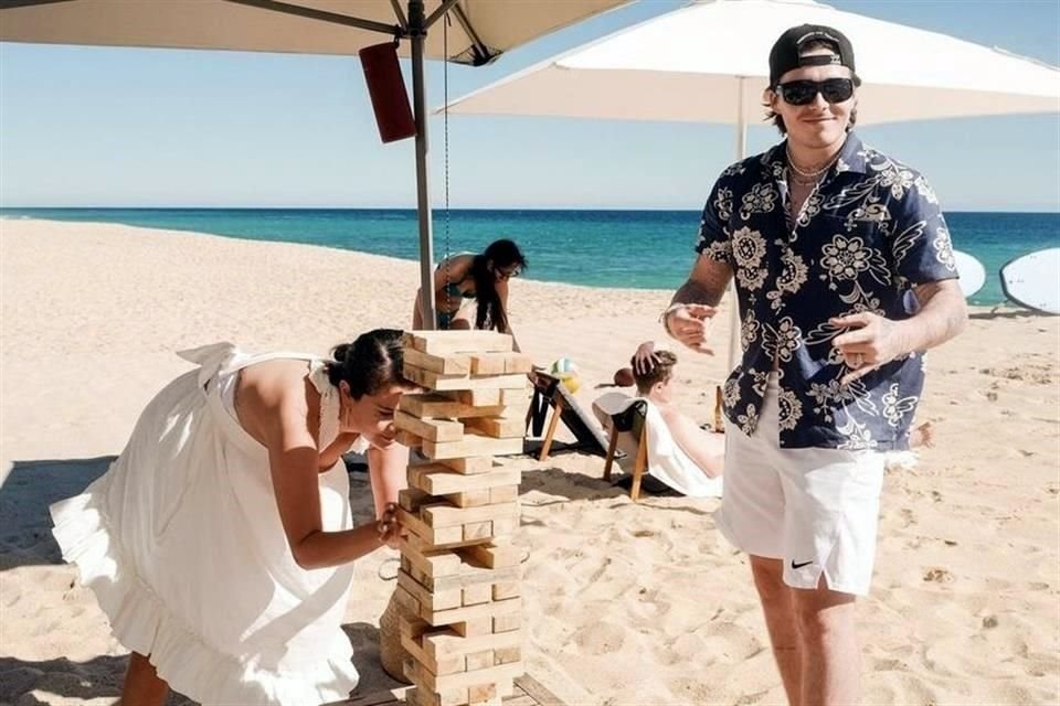 Selena Gómez en Los Cabos, en compañía de Nicola Peltz y Brooklyn Beckham.