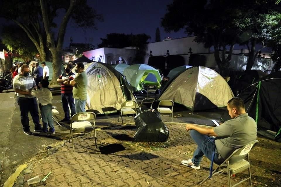 Un grupo de jóvenes instaló sus casas de campaña afuera de Casa Jalisco y advirtieron no se quitarán hasta que haya justicia.