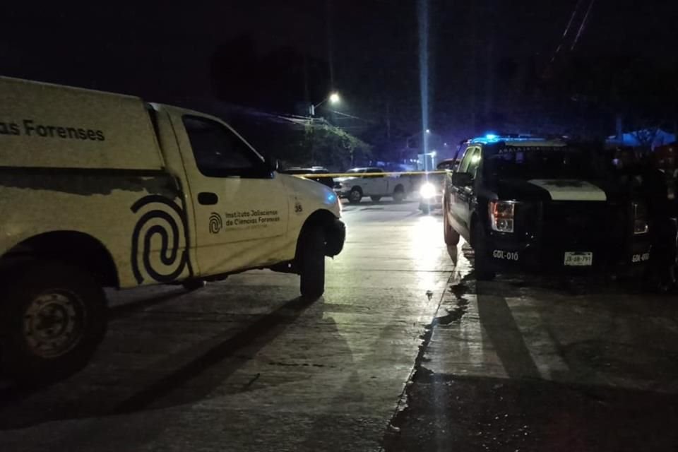 Un sujeto fue asesinado de al menos dos balazos en la cabeza la noche del jueves en calles de la Colonia Ferrocarril, en Guadalajara; los agresores escaparon a bordo de dos vehículos.