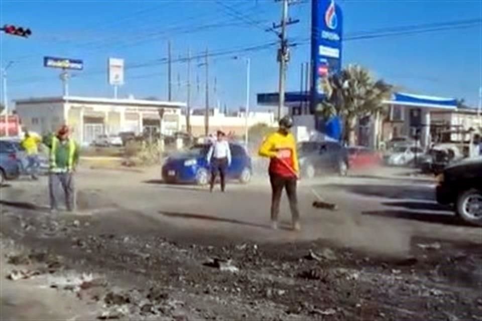 En las calles de Culiacán se realizan labores de limpieza.