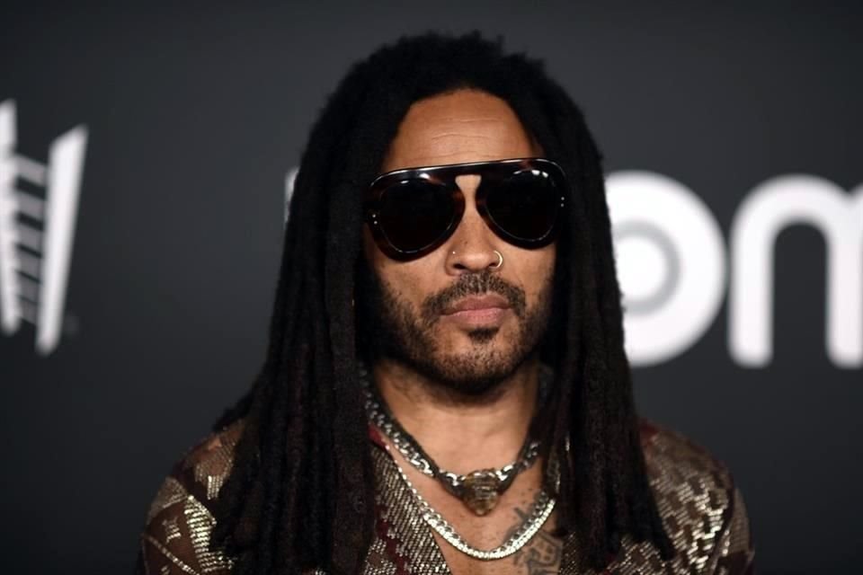 El músico Lenny Kravitz presumió su trabajado físico, al desnudo, en un paradisiaco destino; los fans se volvieron locos.