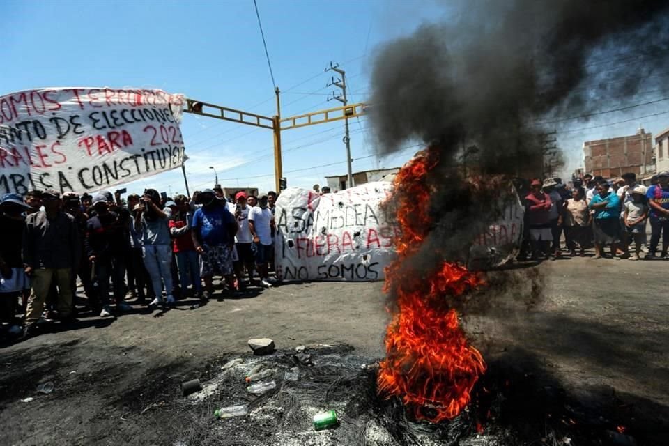 Manifestantes bloquean la carretera Panamericana exigiendo la renuncia de la presidenta de Perú, Dina Boluarte, en Ica, sur de Perú.