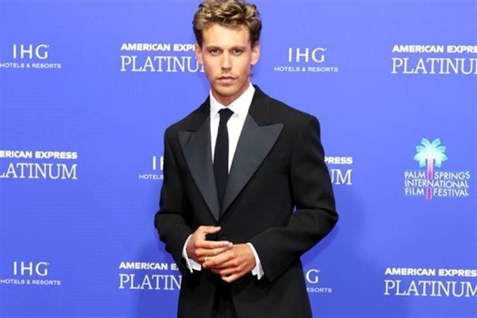 Austin Butler, protagonista del exitoso biopic 'Elvis', vistió de Ferragamo durante una reciente entrega de premios en Palm Springs.