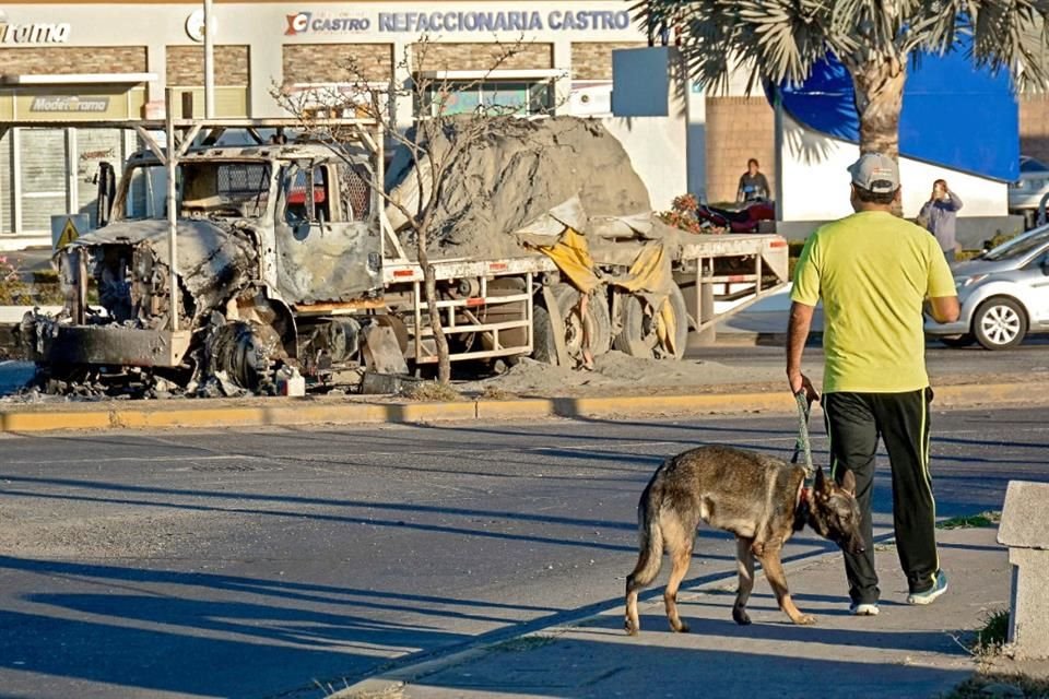 Así quedaron algunos de los vehículos utilizados por criminales para instalar narcobloqueos en Culiacán.