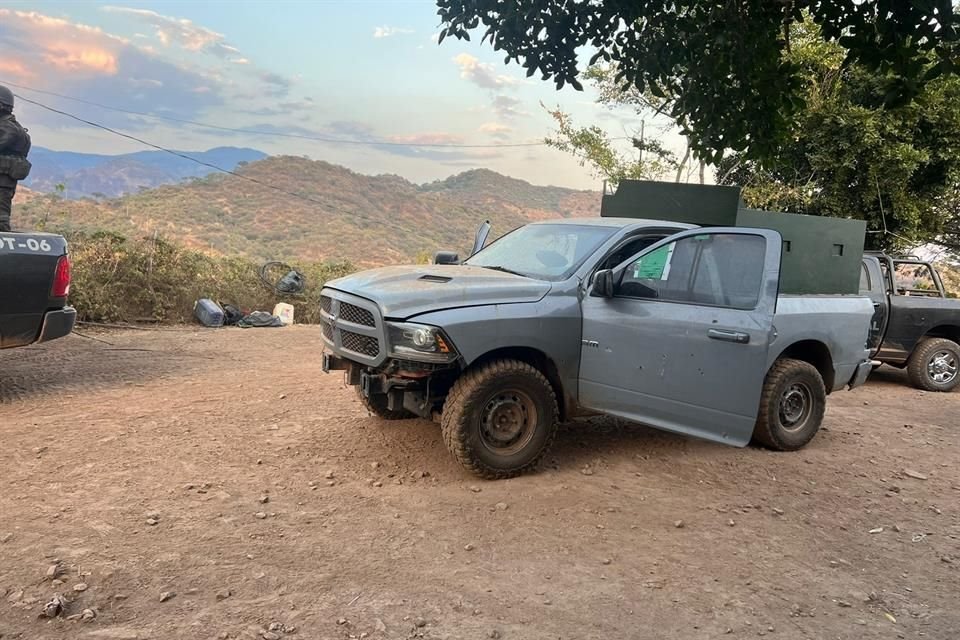 Tras una persecución y tiroteo, policías estatales aseguraron dos camionetas, una de ellas con reporte de robo y blindada, en Quitupan.