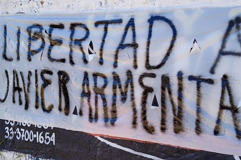 Vecinos de Huentitán y estudiantes de la Universidad de Guadalajara comenzaron a pintar bardas por las piden la liberación de los estudiantes Javier Armenta, Ilich Cisneros y José Alexis Rojas.