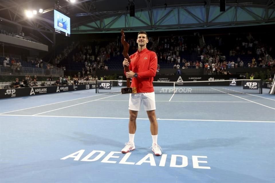 Novak Djokovic presume el trofeo de campeón.