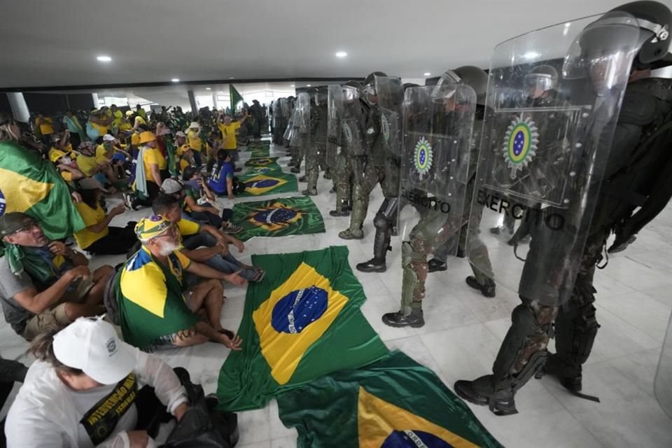 Simpatizantes de Bolsonaro son confrontados por la Policía tras su invasión al Congreso brasileño.