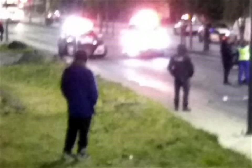 El conductor de una motocicleta perdió el control y se estrelló contra un poste en la carretera Picacho Ajusco.