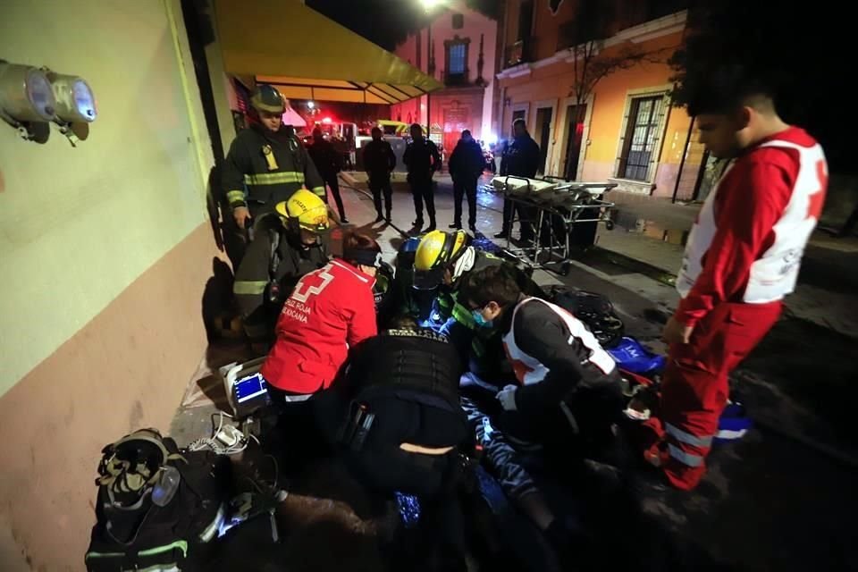 Un local del Centro de Guadalajara se incendió esta madrugada; bomberos sofocaron el fuego y hallaron el cuerpo de un hombre en el interior.