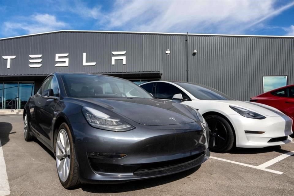 Compradores recientes de Tesla en China están molestos porque la compañía de Elon Musk volvió a bajar los precios de sus vehículos por segunda vez el viernes.