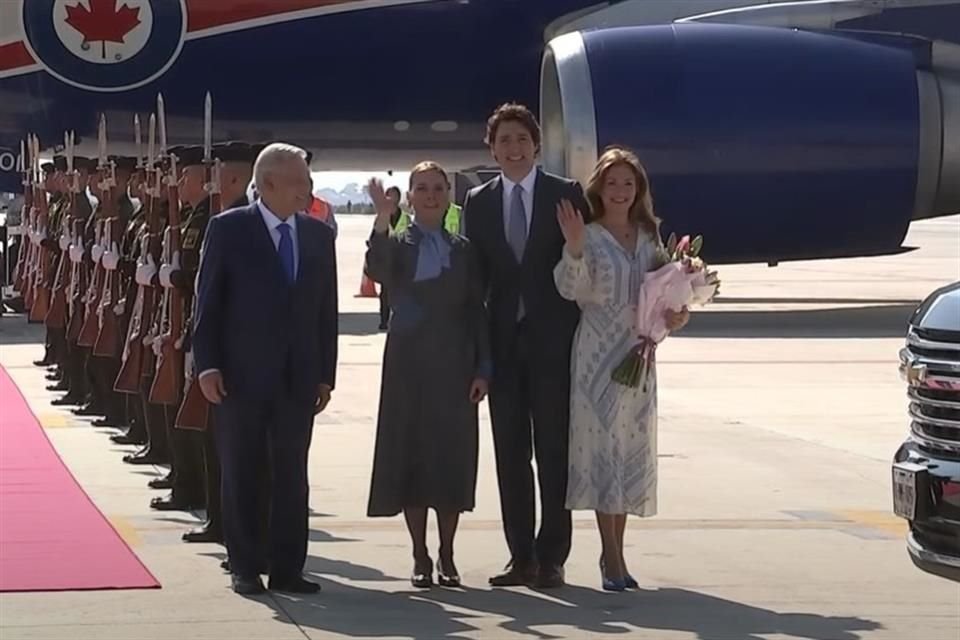 Beatriz Gutiérrez Müller dejó por un momento solo al Presidente López Obrador para posar junto a Justin Trudeau y su esposa.