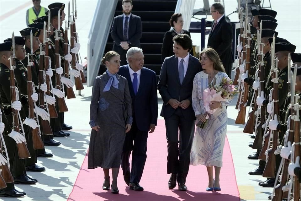 Antes de abordar sus respectivos vehículos, el Presidente Andrés Manuel López Obrador conversó brevemente con el Primer Ministro de Canadá. Los acompañaron sus esposas.