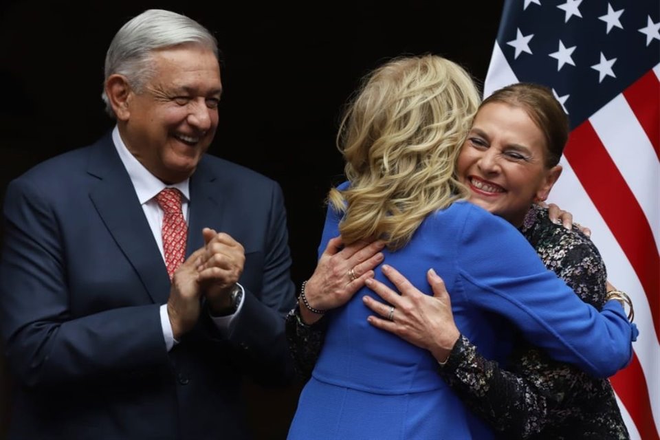 Fuera del programa oficial, Jill Biden y Beatriz Gutiérrez, esposas de los presidentes de EU y México, realizaron declaratoria de amistad.