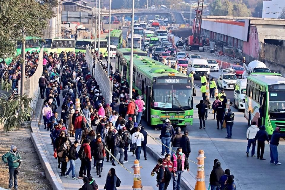 Usuarios denunciaron largas filas para abordar camiones que fueron instalados tras el percance dle Metro el sbado.