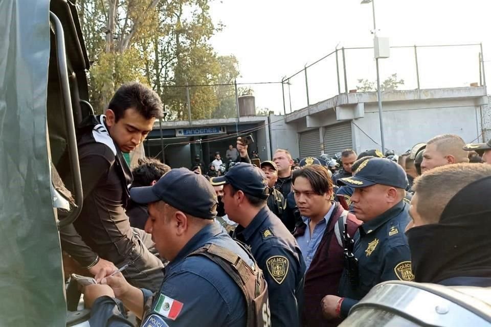 Jóvenes que realizaban una protesta por el choque de trenes en la Línea 3 del Metro fueron detenidos en la estación del Metro Taxqueña.