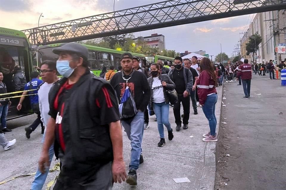 Usuarios del Metro resintieron ayer los traslados por el cierre parcial de la Línea 3, traslados aumentaron hasta 1 hora.