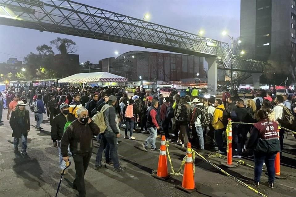 Usuarios del Metro resintieron ayer los traslados por el cierre parcial de la Línea 3, traslados aumentaron hasta 1 hora.