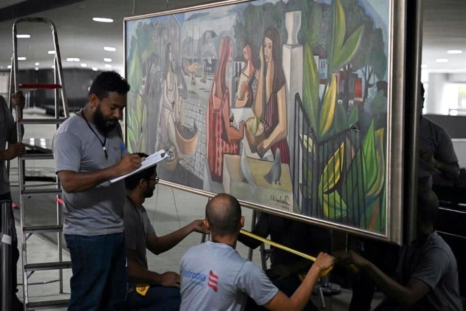 Expertos evalúan los daños al cuadro 'Las mulatas', de Emiliano Di Cavalcanti, uno de los maestros del modernismo brasileño, que resultó severamente dañado.