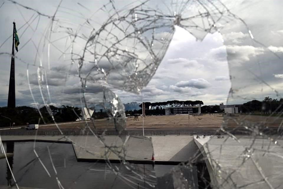 Los manifestantes rompieron cientos de vidrios de inmuebles con valor arquitectónico, como estos de las ventanas del Palacio de Planalto en Brasilia.