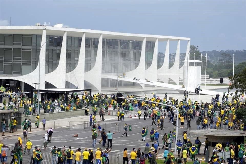 El Palacio de Planalto, concebido por el arquitecto Oscar Niemeyer, resultó severamente dañado durante las protestas del fin de semana en Brasilia.