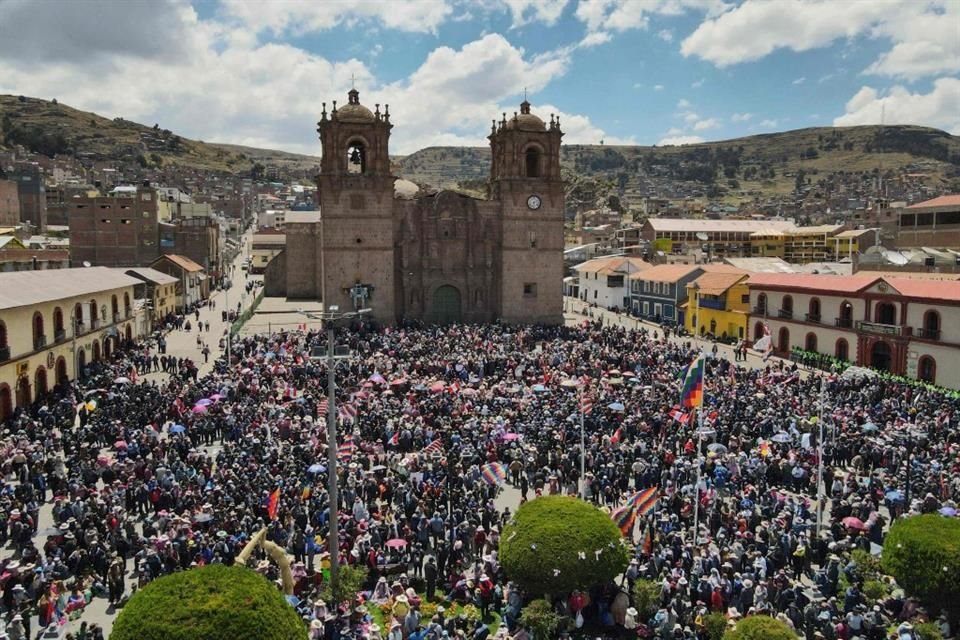 Cientos de manifestantes se reúnen en la plaza principal de la ciudad de Puno en apoyo al destituido Presidente Pedro Castillo el lunes 9 de enero.