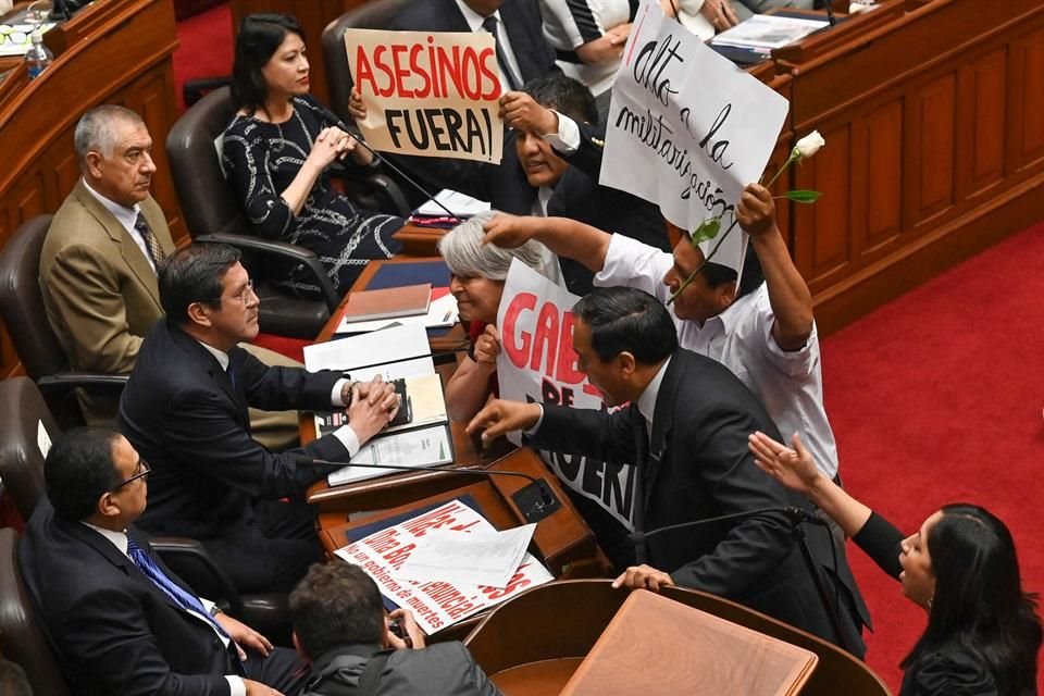 Congresistas peruanos protestan con pancartas que dicen 'Asesinos Fuera', 'Alto a la militarización' y 'Gabinete de muerte' contra el Primer Ministro, Alberto Otarola.
