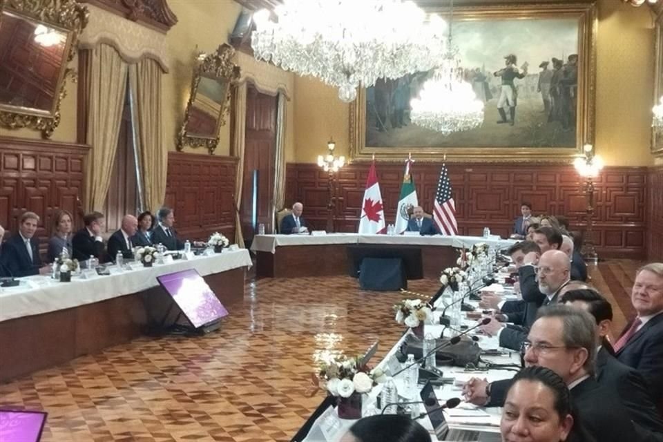 Los Presidentes Andrés Manuel López Obrador, Joe Biden y Justin Trudeau entraron juntos y tomaron asiento en la cabecera de una mesa ovalada.