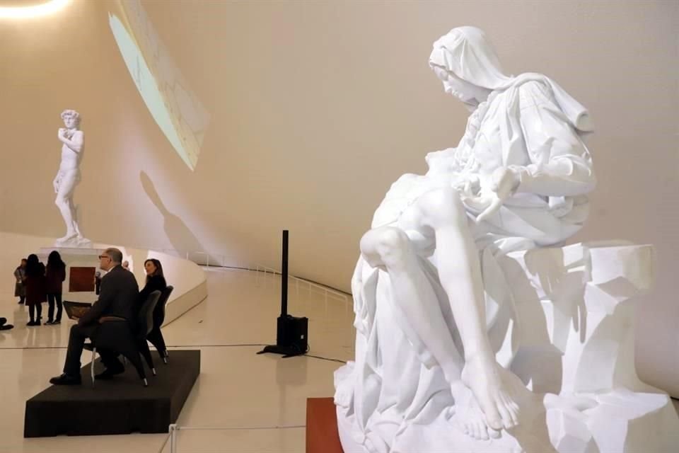 La escultura de 'La piedad', cuyo original se exhibe en El Vaticano, pesa 2.6 toneladas.